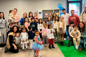 Los asistentes a la inauguración de la biblioteca.