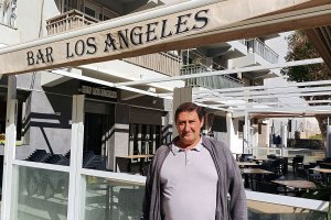 Ramón Ruiz Nieto posa delante del negocio al que ha estado ligado durante medio siglo. 