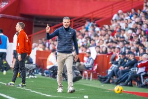 Garitano dando instrucciones ante el Granada. 