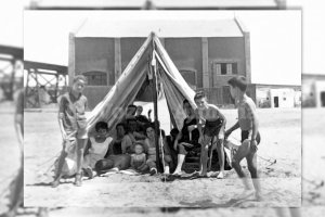 La tienda de campaña era un chalé donde entraba toda la familia y los vecinos de al lado. Las Almadrabillas. Años 50.