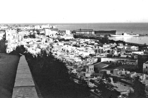 Camino de acceso al tercer recinto de la Alcazaba a comienzos de los años 60, recién inaugurado.