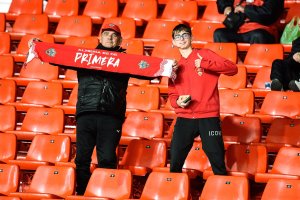 Los aficionados más fieles en un mar de butacas.