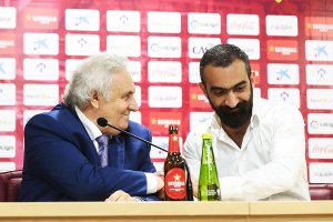 Alfonso García despidiéndose del Almería junto a Mohamed El Assy.