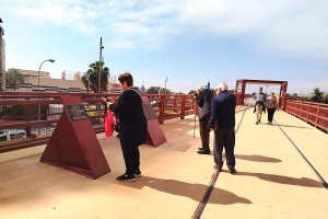 Los turistas se paran a leer las explicaciones de las placas