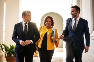 Catalina García, flanqueada por los consejeros Antonio Sanz y Ramón Fernández-Pacheco.