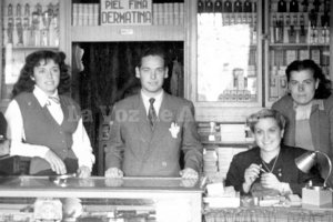 Interior de la perfumería La Venus de la Puerta de Purchena. Sentada, arreglando medias, se ve a Virginia Martínez, ‘Vinita’, hija del dueño.
