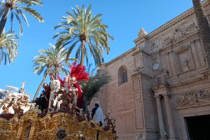 Salida del Prendimiento desde la Catedral en el Miércoles Santo de 2023.