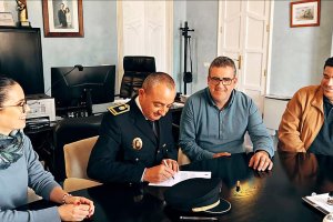 Jesús Ridao Fuentes nuevo Oficial Jefe de la Policía Local de Carboneras, junto al alcalde Felipe Cayuela..