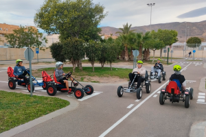 Alumnos circulando por el circuito de educación vial.