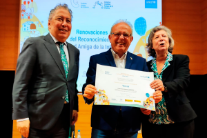 Antonio Bonilla recibe el reconocimiento.