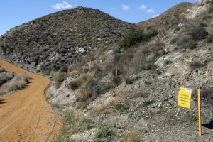 Una de las parcelas contaminadas por el plutonio que permanecen valladas.