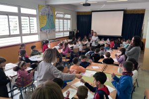 Alumnado de Huércal de Almería realiza actividades con motivo de la celebración de la Mujer y la Niña en la Ciencia.