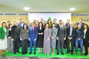 Foto de familia de las autoridades y los galardonados.