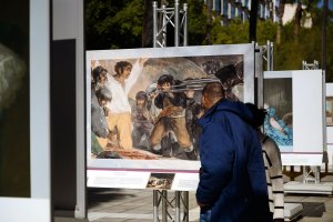 Exposición en la Rambla de reproducciones de obras del Prado.