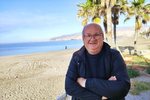 Balbino con LA VOZ en el Paseo Marítimo de Almería con su querida Roquetas de Mar al fondo donde ha pasado 67 años. 