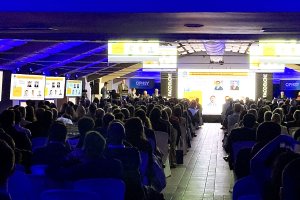 Dr. Joaquín Fernández durante su presentación en el Congreso Facoelche