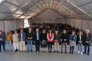 Foto de familia de las autoridades y pregonero de la Catra de Vinos Artesanos de Benahadux.