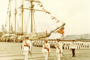 El príncipe Juan Carlos de Borbón, hoy rey emérito, presidiendo el desfile de gala en los actos de clausura de la Semana Naval del Mar de Alborán