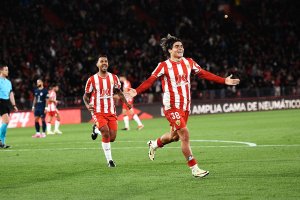 Las estrellas de la noche. Jonathan Viera y Luka Romero después del 2-2.