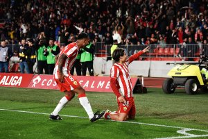 Marca Luka y celebra un pase torero de Jonathan Viera.