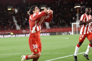 Celebrando su gran noche aunque no pudo terminar en victoria del Almería.