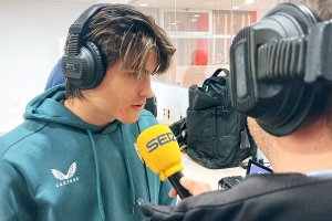 Luka Romero con Rafa Góngora en la sala de prensa del Mediterráneo.