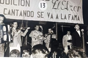 Juan Cortés con 17 años acompañado por Los Trovadores.