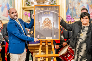 El autor presenta su cartel.