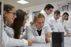 Alumnos y alumnas de SEK-Alborán haciendo unas prácticas en sus instalaciones.