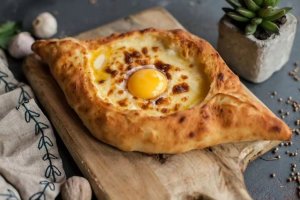Khachapuri al estilo Adjarski.