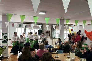 Los mayores de Huércal-Overa celebran el Día de Andalucía.