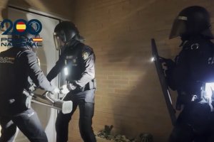 Efectivos de la Policía Nacional de Almería utilizaron un ariete para acceder al inmueble.