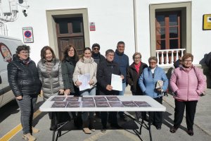 Miembros de la asociación y del equipo de Gobierno en el puesto de las firmas.