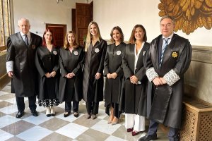 Las nuevas juezas con el presidente y el secretario de la Audiencia Provincial.