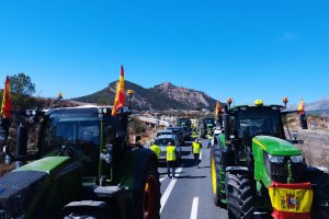 Tractores bloquean la A-92N a su paso por la comarca de Los Vélez en Almería.