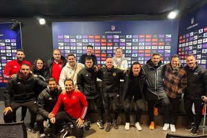 Chico Flores rodeado de compañeros y profesores en Las Rozas.