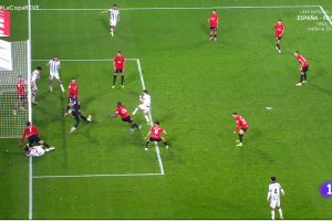 La acción en la que Samú saca la pelota en boca de gol con el hombro.