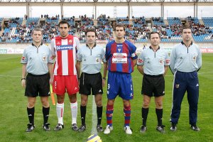 Raúl Lozano como capitán del Almería y Gaizka Garitano con el Eibar en 2004. El colegiado era Amoedo Chas.