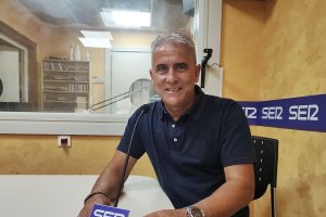 Pepe Morales en los estudios de la Cadena SER listo para un nuevo Carrusel.