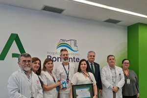 Impulsores del proyecto con el delegado de Salud y los responsables del Hospital.