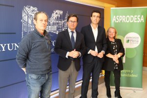 El alcalde de El Ejido, la edil de Discapacidad y responsables de ASPRODESA y La Caixa.