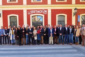 Foto de familia junto a la estación de tren en Lorca.