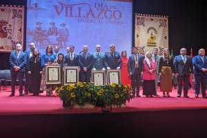 Fotografía de familia de los conmemorados y distinguidos el Día del Villazgo.