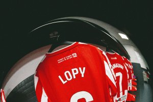 La camiseta de Lopy en el vestuario de Balaídos.