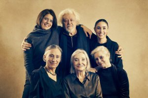 Mario Gas con el elenco de actrices.