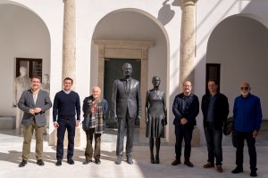 Foto de familia con las dos esculturas de los Reyes de España