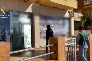 Guardias civiles en la sede de la promotora.