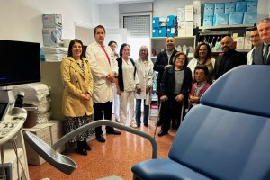 Autoridades y miembros de las asociaciones en el hospital de Huércal-Overa.