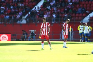 Robertone, con el brazalete en la mano, y Pozo en el partido ante Las Pamas (1-2).