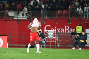 Ramazani se tapa la cara tras una temporada muy irregular.